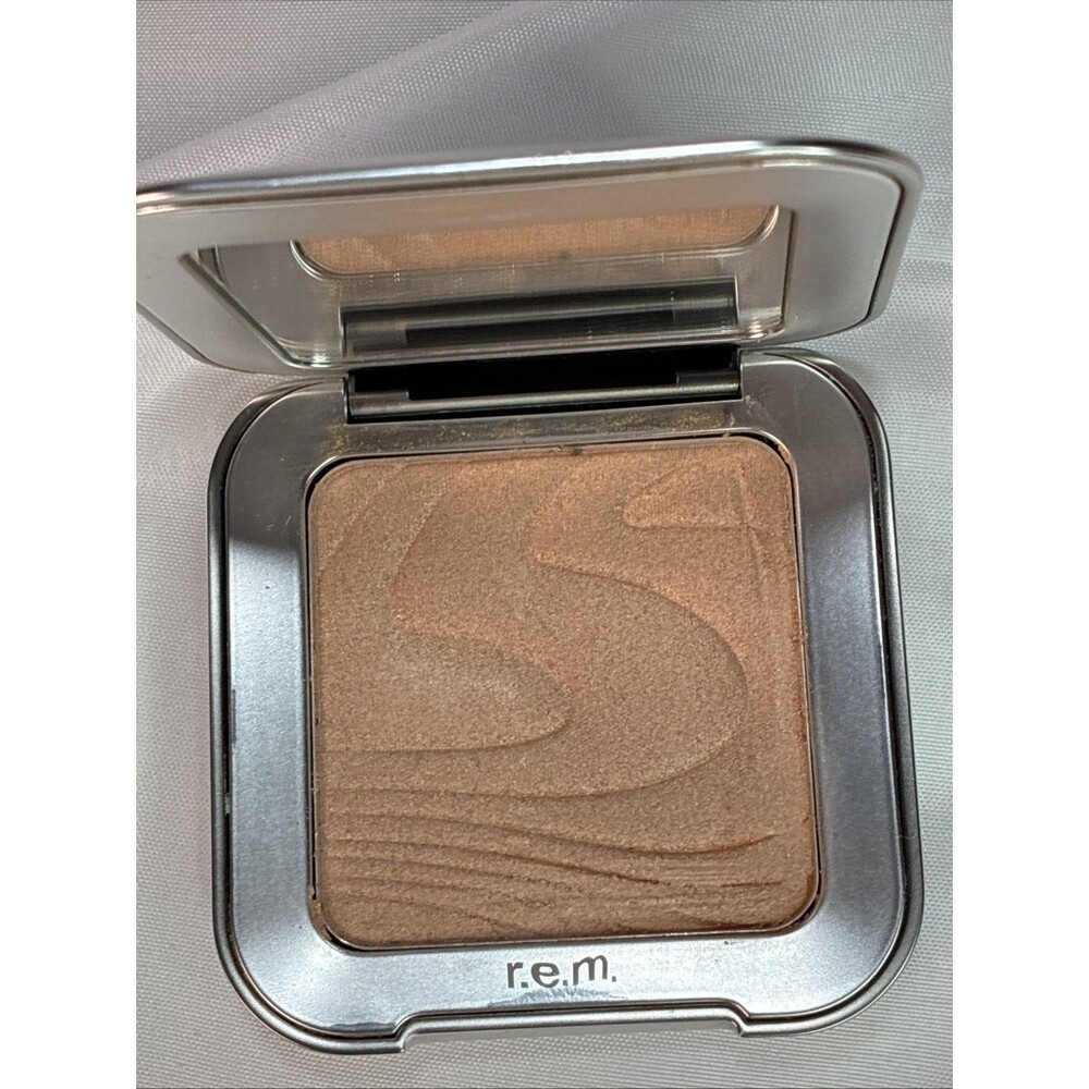 r.e.m. Highlighter Topper Top Coat Enlumineur 0.28 Oz Miss Saturn